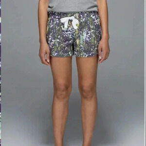 Lululemon Women's Size 6 Spring Break Away Short Tie Waist Floral Sport Multi